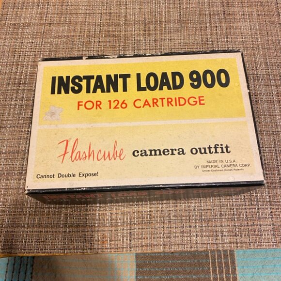 Vintage Imperial Instant Load 900 126 Camera with Original Box and Flashcubes - Picture 4 of 4